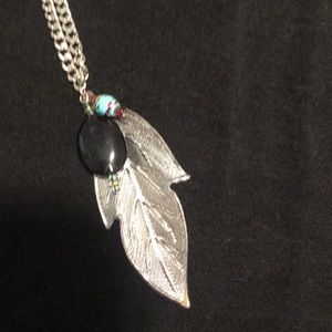 Leaf pendant necklace